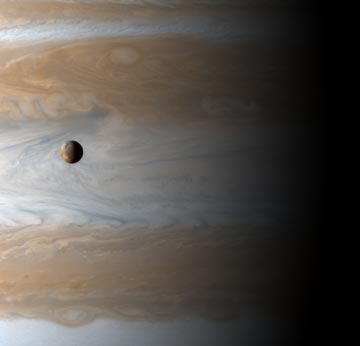 Io auf seiner Umlaufbahn um Jupiter